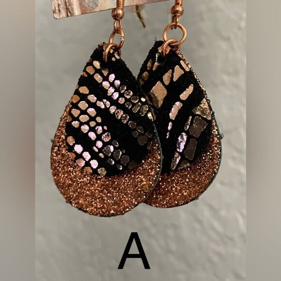 Woman’s sparkly earrings - Picture 1 of 3